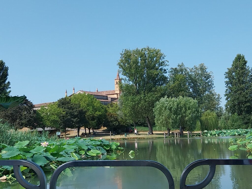 Santuario Beata Vergine Maria delle Grazie visto dalla barca sul Mincio,.