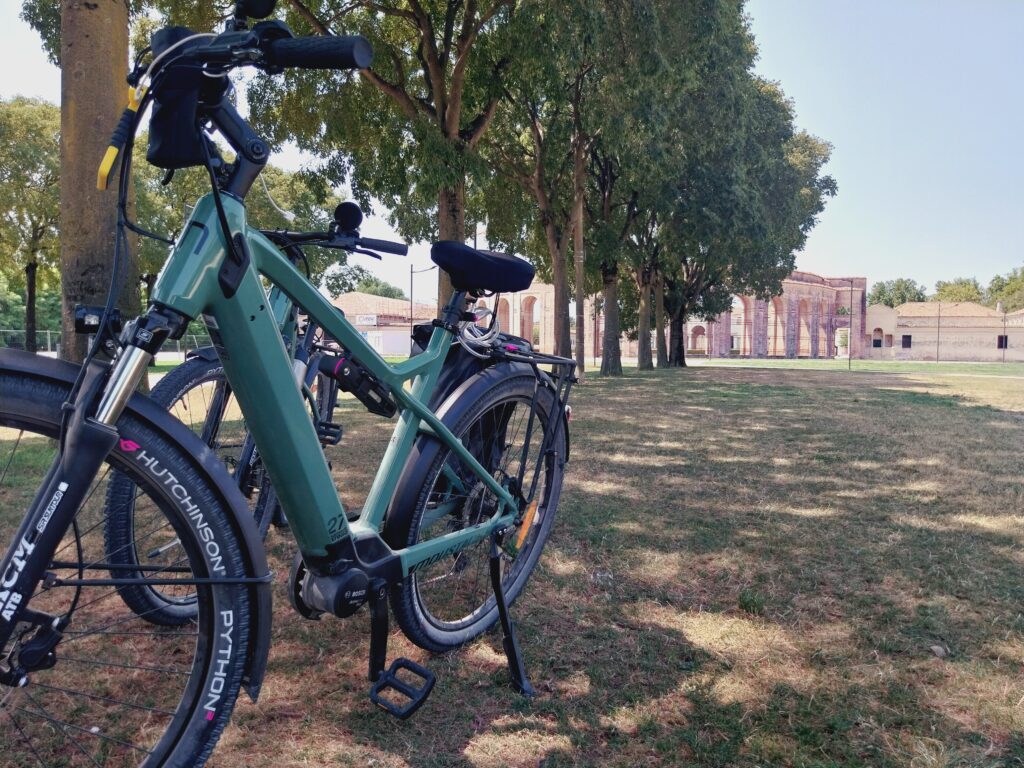Moustache Samedi 27 Xroad 1 e-bikes un po' di riposo nei giardini all'esterno di Palazzo Te a Mantova.