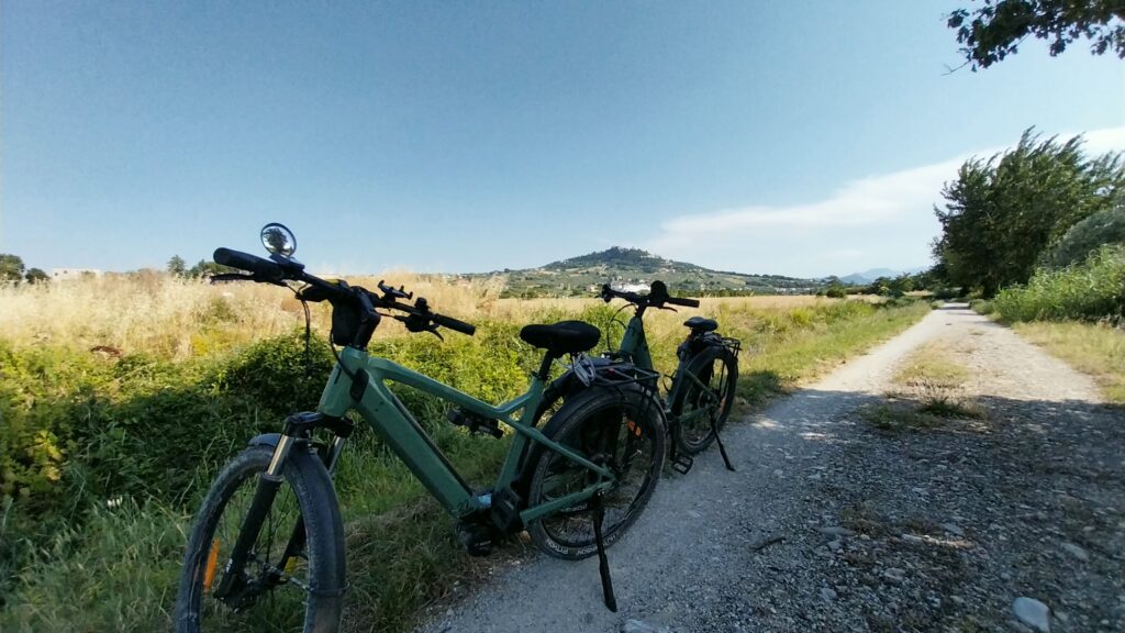 Moustache Samedì 27 xroad sulla ciclabile della Valmarecchia con in lontananza il borgo di Verucchio.