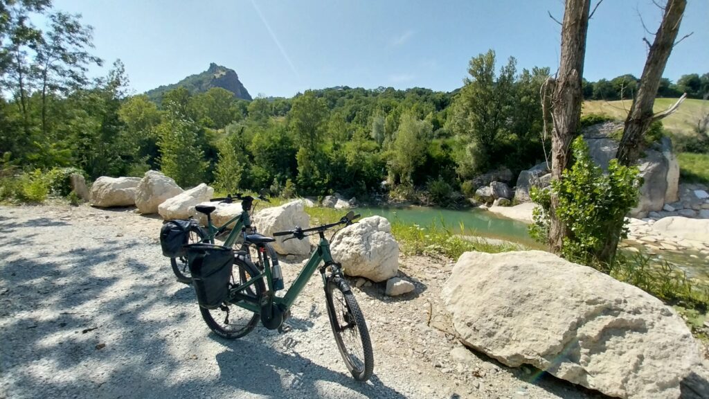 Moustache Samedì Xroad sul argine del Fiume Marecchia.