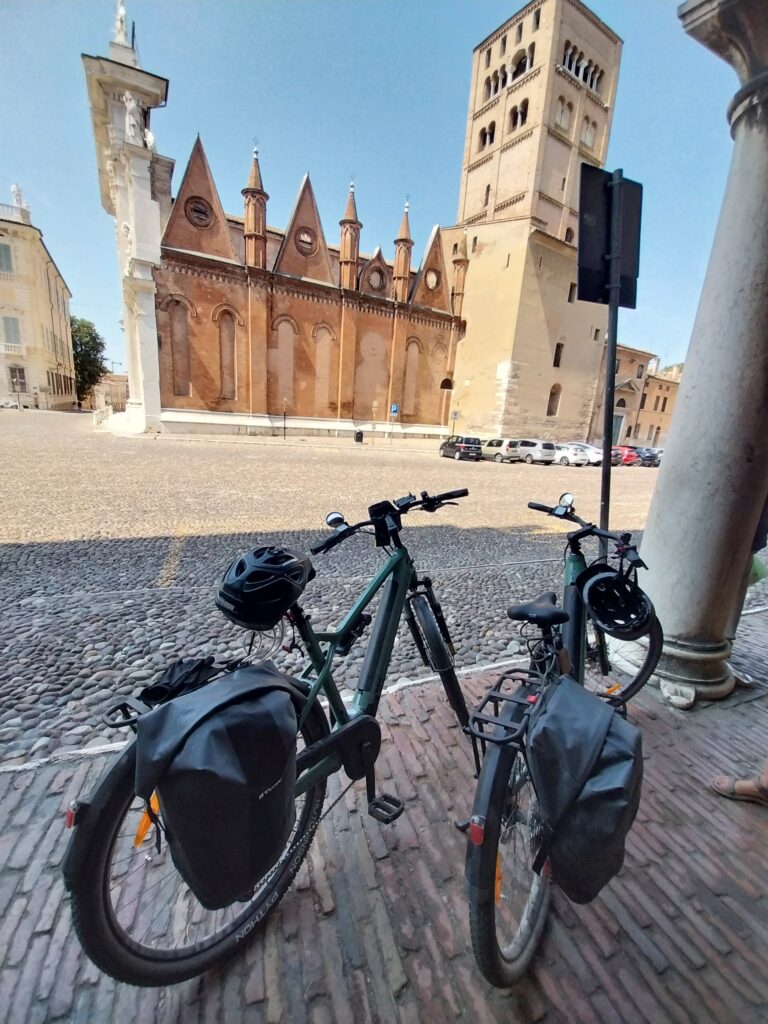Moustache Samedi 27 Xroad 1 e-bikes all'ingresso di Palazzo Ducale a Mantova.