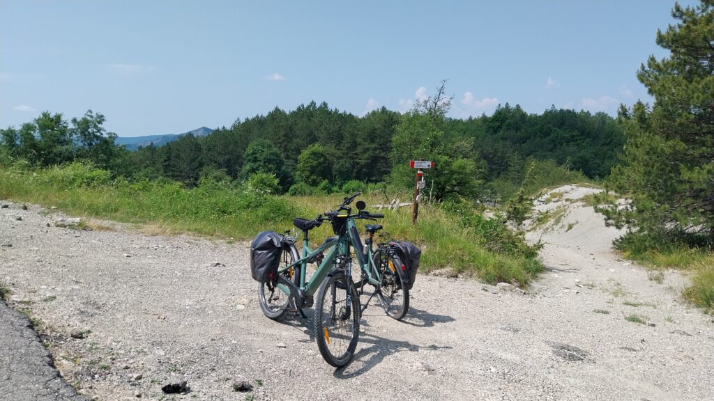 Moustache Samedì Xroad lungo la strada da Montecoronaro al Monte Fumaiolo.