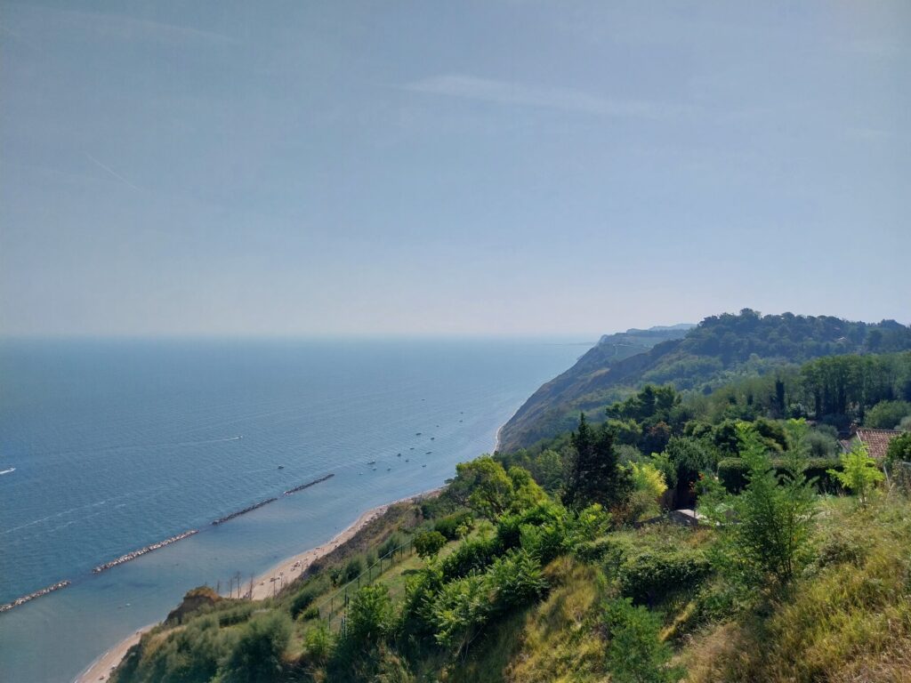 Vista panoramica da Fiorenzuola di Focara.