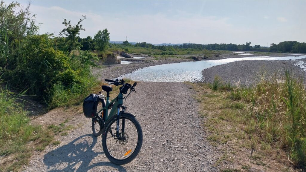 La ciclabile è stata erosa completamente dal fiume Marecchia.