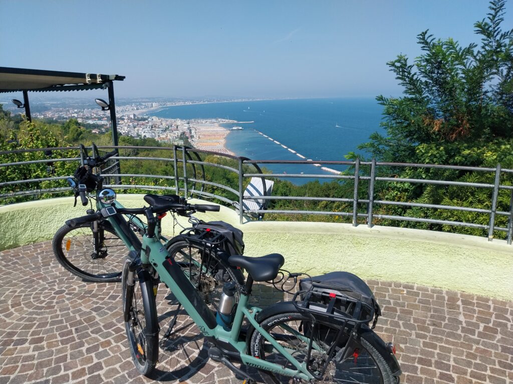 Moustache Samedì 27 Xroad sulla terrazza di Gabicce Monte da cui si gode una vista panoramica su tutta la costa romagnola.