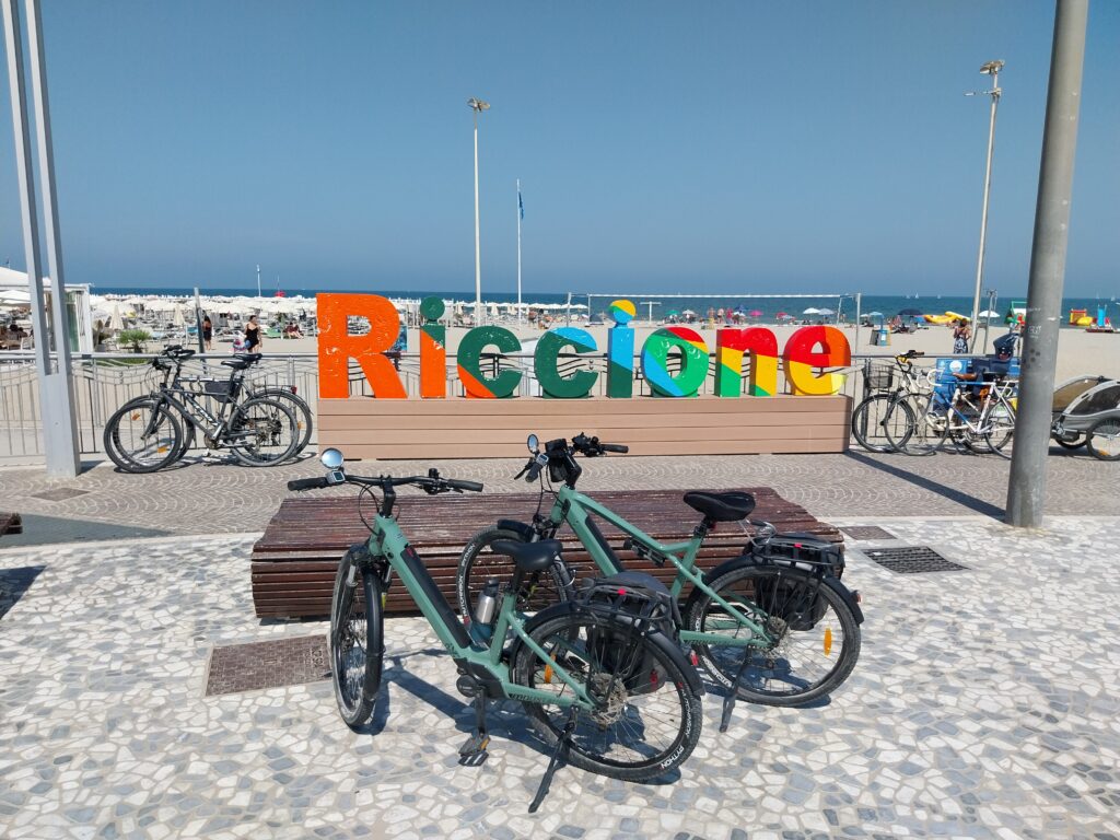 Moustache Samedì 27 Xroad sul lungomare di Riccione.