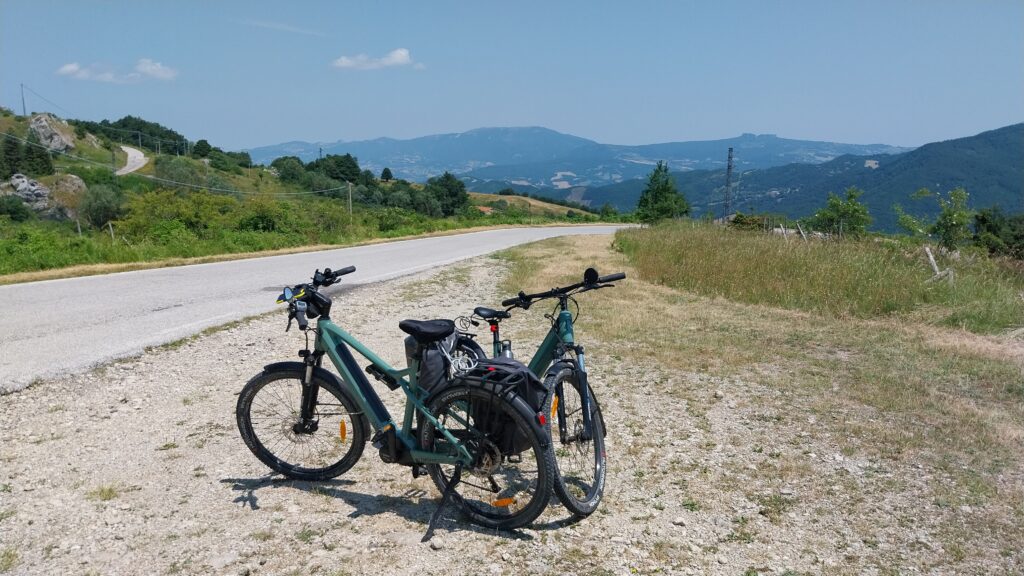 Moustache Samedì Xroad lungo la discesa verso Senatello. Vista panoramica sul Montefeltro.