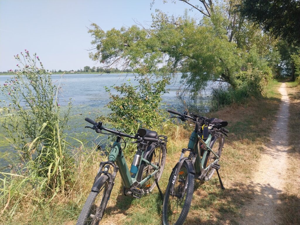 Moustache Samedi 27 Xroad 1 e-bikes lungo il sentiero ciclabile che costeggia il Lago Superiore a Mantova.